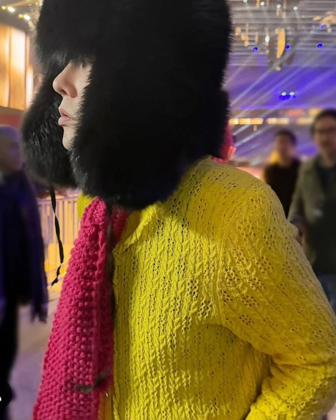 Đây không phải lần đầu tiên G-Dragon diện thiết kế này. Chiếc cardigan mang phong cách bà thím là mẫu áo nam idol yêu thích, từng mặc trong một lần xuất hiện hồi đầu năm.