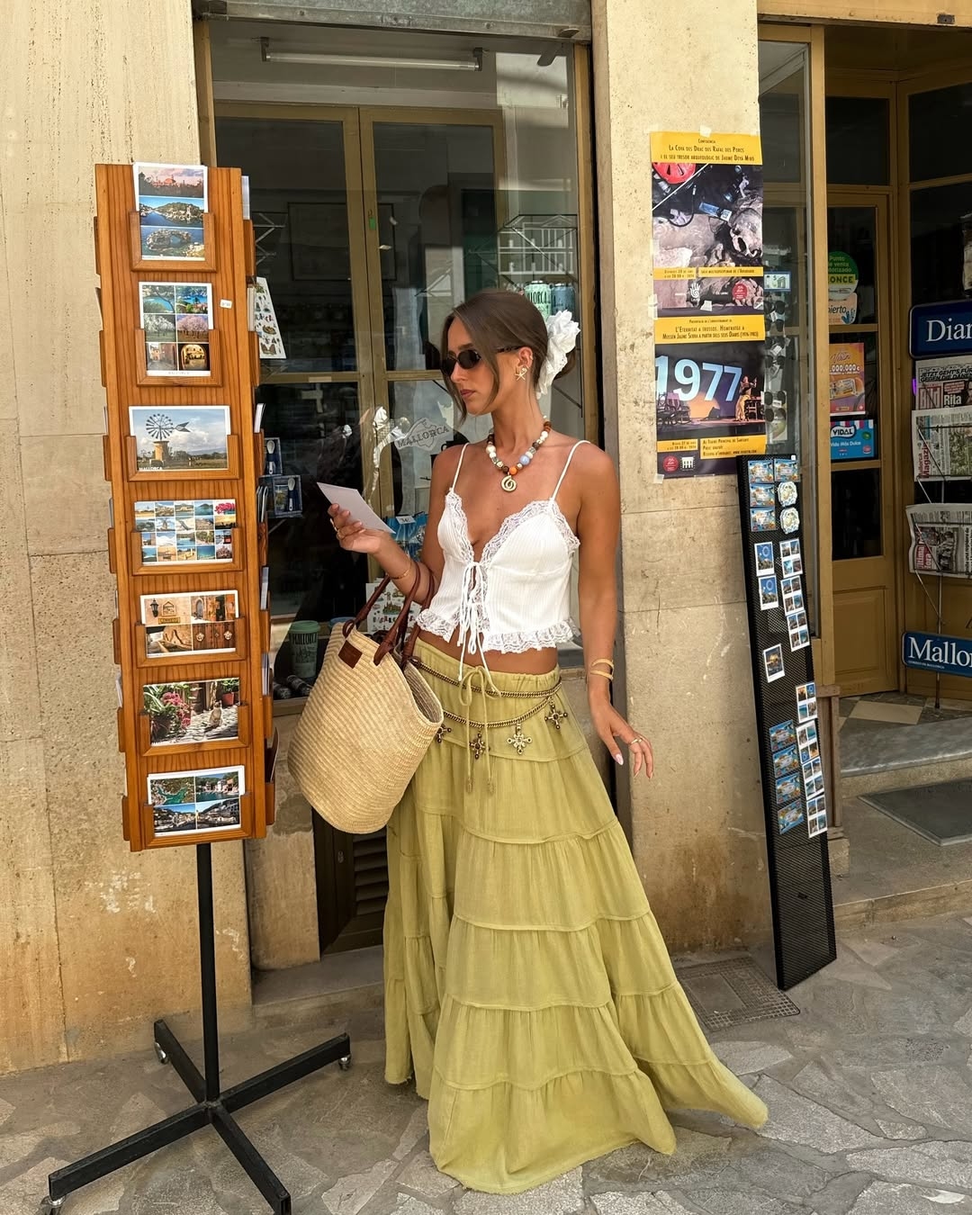 Những cô gái yêu thích phong cách boho cần có chân váy maxi, áo đắp ren, đai lưng bằng sợi đay hoặc xích, túi cói cỡ lớn, vòng tay gỗ.