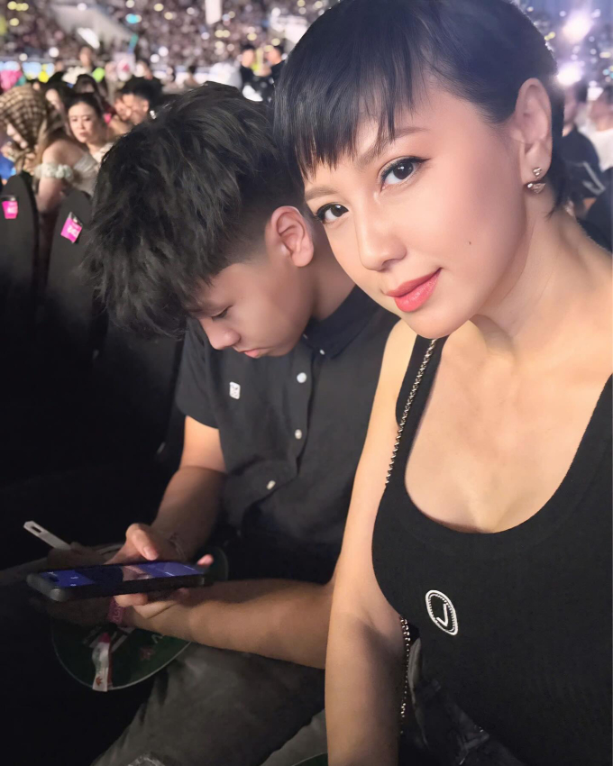Mẹ Doãn Hải My mặc áo ba lỗ hở ngực sâu, tôn vẻ trẻ trung như thanh niên.