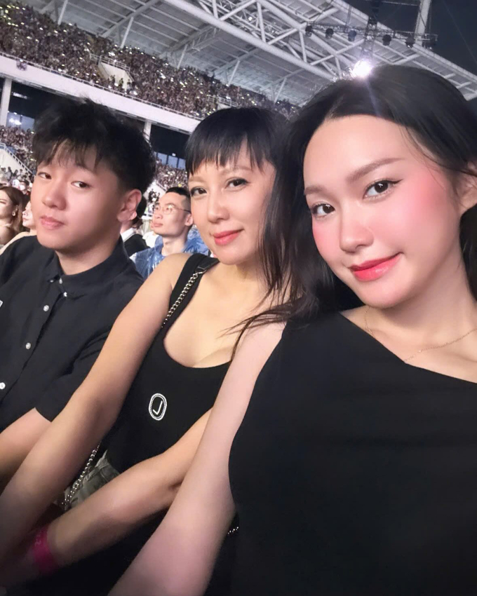 Doãn Hải My và mẹ trên hàng ghế khán giả.