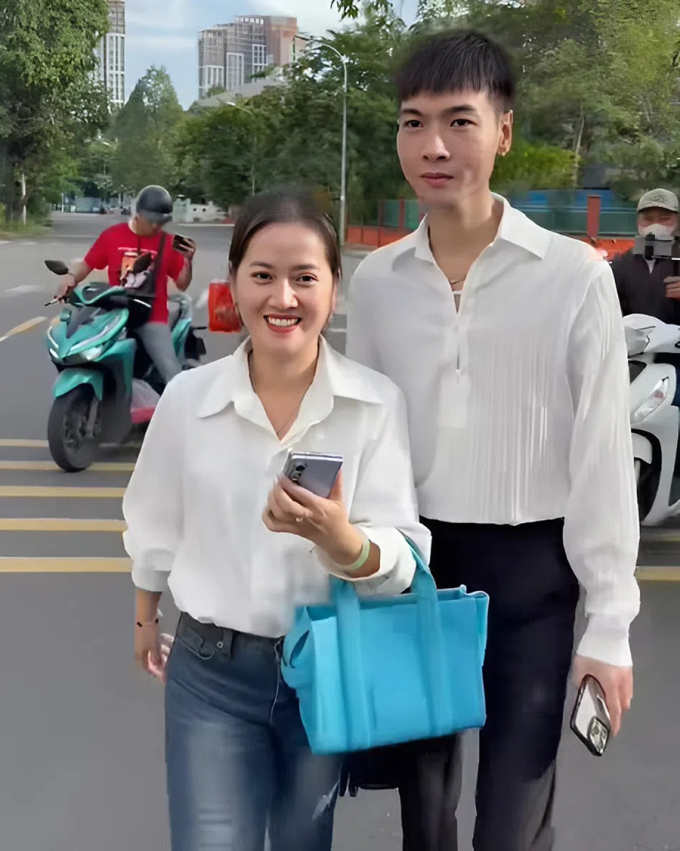 Hồng Loan cùng anh họ Thành Mỹ (cháu ruột cố NSƯT Vũ Linh) đến tòa sáng 24/6.
