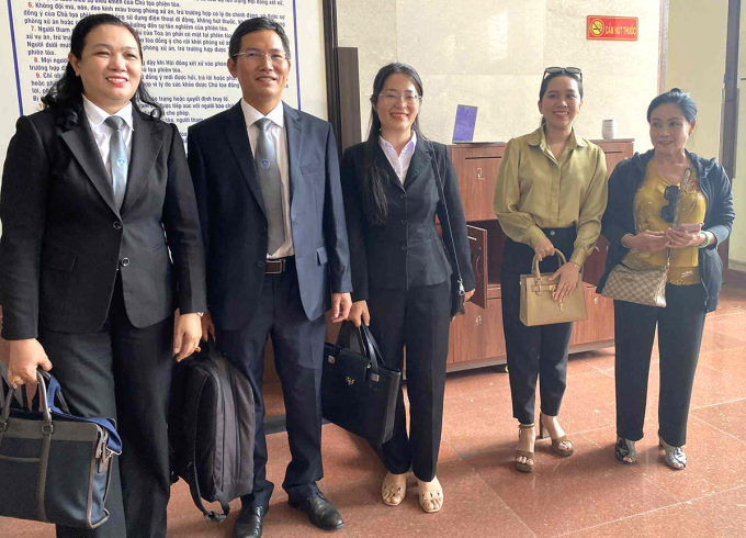 Nghệ sĩ Hồng Nhung bên con gái Hồng Phượng (đầu tiên, thứ hai từ phải qua) và các luật sư tại tòa, sáng 24/6.