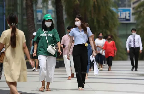 Người dân nhiều nước lại đeo khẩu trang khi ra ngoài để phòng bệnh. Ảnh minh họa: Wichan Charoenkiatpakul/ Bangkok Post.