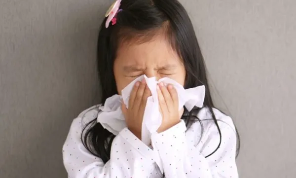 Ngoài đau họng gắt, biến thể NB.1.8.1 vẫn gây các triệu chứng như những biến thể khác (sốt, mệt, sổ mũi, nhức cơ, chóng mặt...). Ảnh minh họa: Youth Clinic.