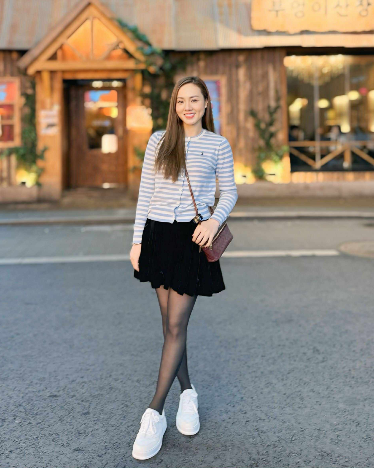 Yêu thích phong cách thanh lịch, vợ Công Lý không nằm ngoài xu hướng phong cách giàu ngầm. Chiếc túi Bottega Veneta giá hơn 50 triệu đồng được người đẹp tậu gần đây với tông màu đỏ burgundy hợp mốt.