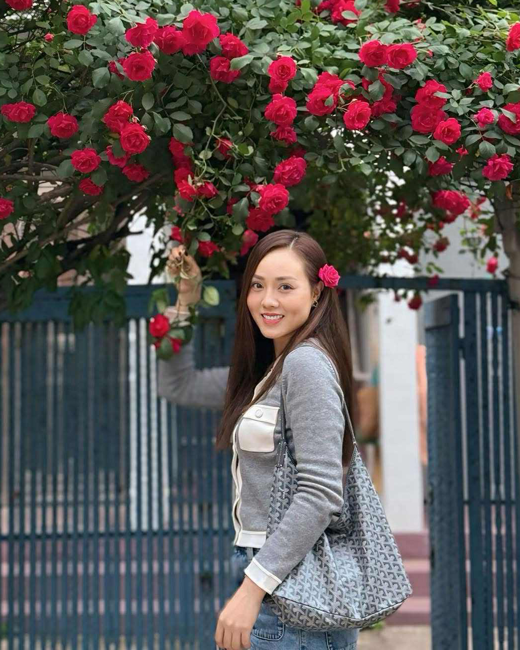 Túi hobo của Goyard - thiết kế 100 triệu đồng gây sốt xu hướng năm nay - được Ngọc Hà bắt trend. Trên phố Hàn Quốc nhân chuyến công tác kết hợp du lịch mới đây, bà xã Công Lý tích cực đeo mẫu túi đựng cả thế giới. Từ khi phong trào quiet luxury lên ngôi, Goyard từ thương hiệu kín tiếng của giới thượng lưu trở thành kiểu mốt được tín đồ thời trang săn lùng.
