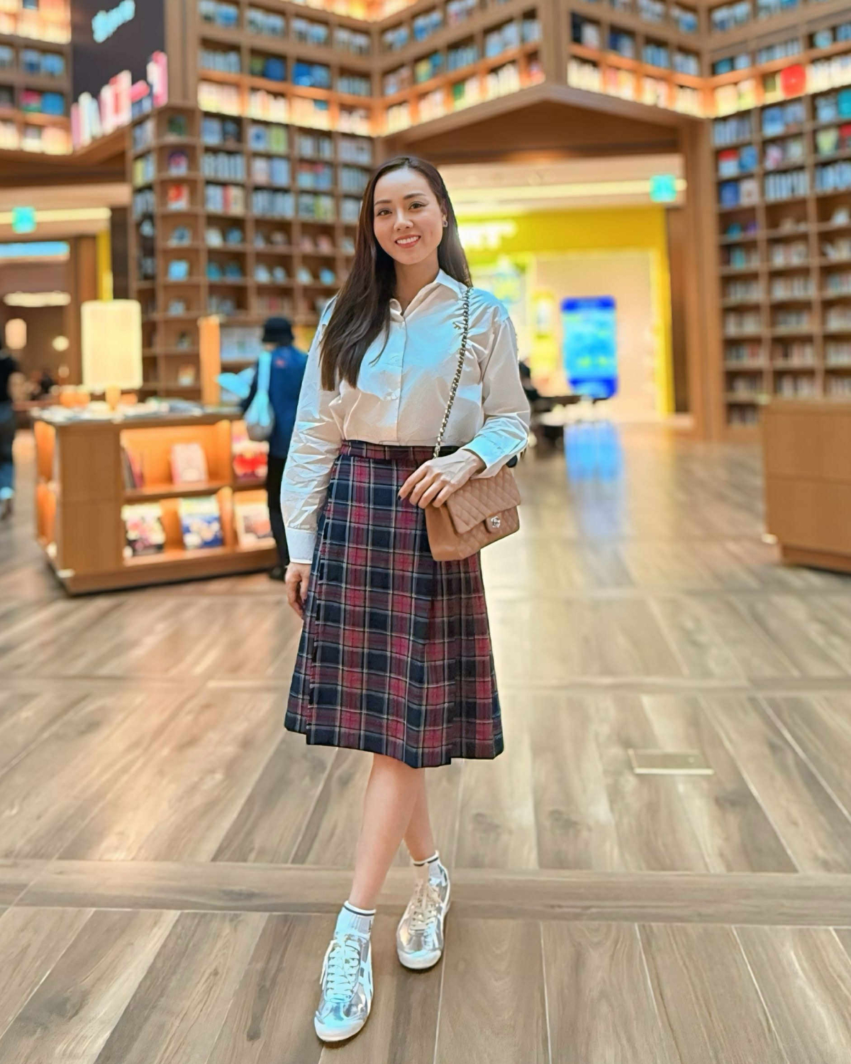 Để thuận tiện cho việc di chuyển liên tục, người đẹp thường diện các đôi sneakers của Onitsuka Tiger - thương hiệu cũng là hot trend thời gian gần đây.