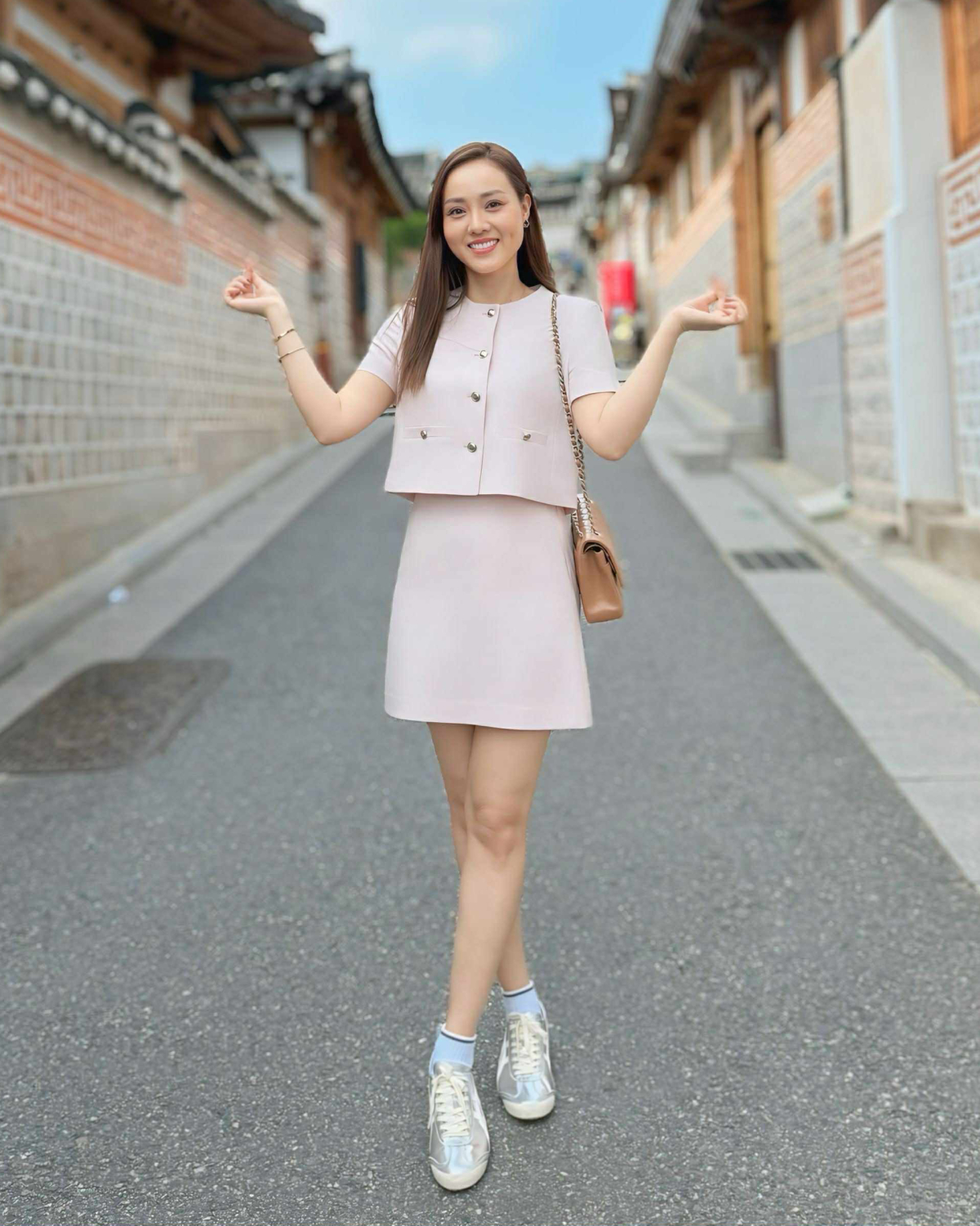 Bà xã Công Lý trẻ trung với set trang phục của một local brand Hàn Quốc, phối cùng túi Chanel và giày Onitsuka Tiger. Ngọc Hà cho biết cô làm trong lĩnh vực truyền thông, KOL nên luôn cần xây dựng hình ảnh đẹp. Người đẹp cố gắng cày cuốc để vừa lo chữa bệnh cho chồng, vừa có thể sắm những món đồ mình yêu thích.