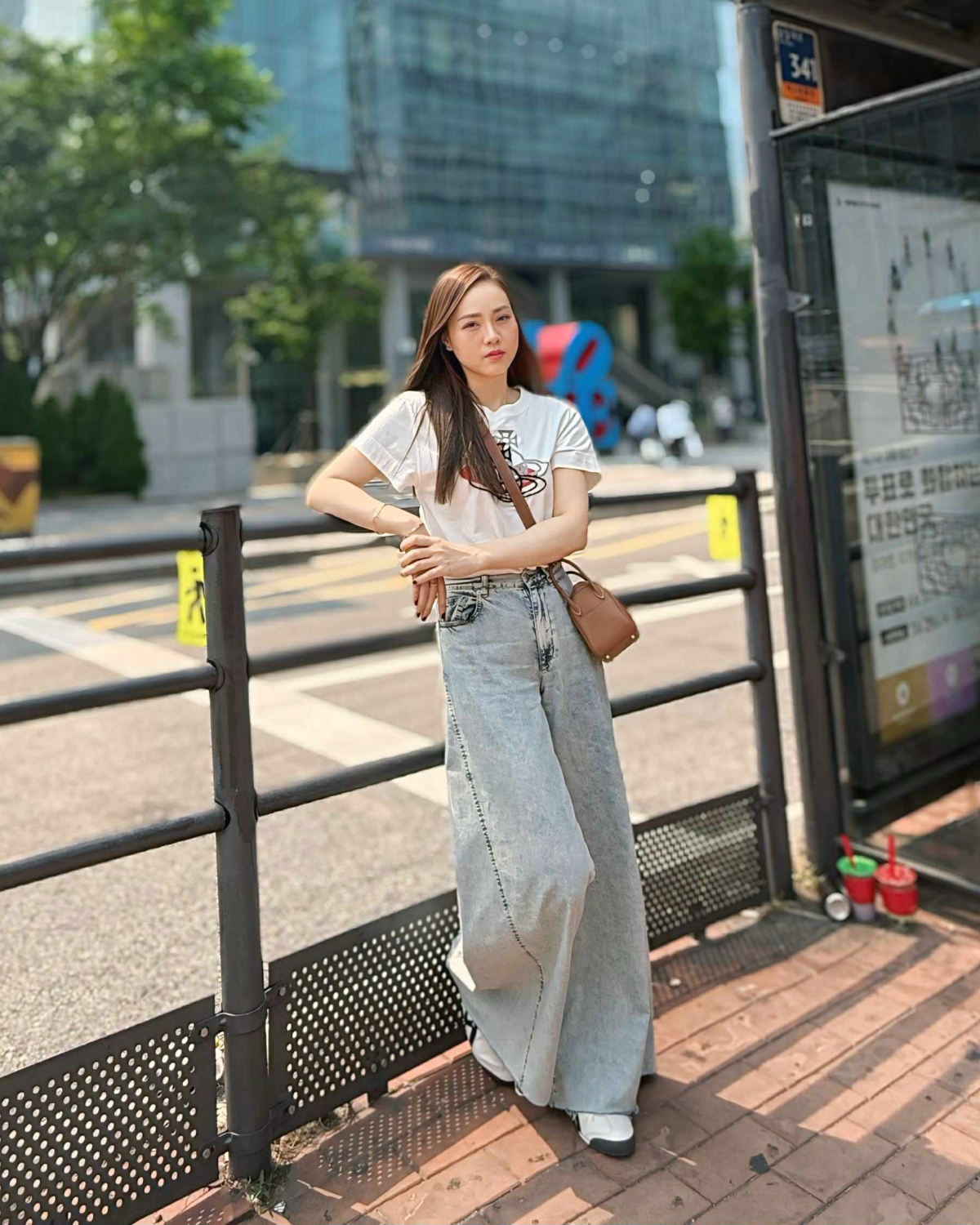 Chiếc túi Hermes Lindy màu nâu giá xấp xỉ 300 triệu đồng được Ngọc Hà chăm chưng diện nhờ kiểu dáng nhỏ xinh, chất liệu da mềm, đựng được nhiều đồ. Cô thường kết hợp cùng trang phục năng động.