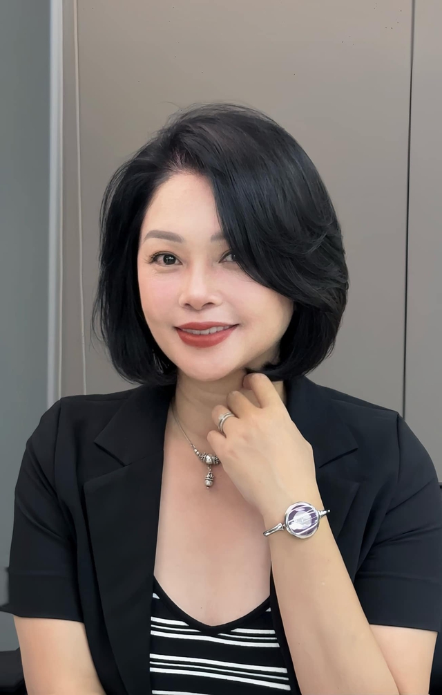 Để có được nhan sắc như vậy, nghệ sĩ Thanh Tú phải luôn ý thức mình là nghệ sĩ. Vì xuất hiện trước công chúng và tôn trọng khán giả nên chị rất chịu khó chăm sóc bản thân như làm da, làm tóc.