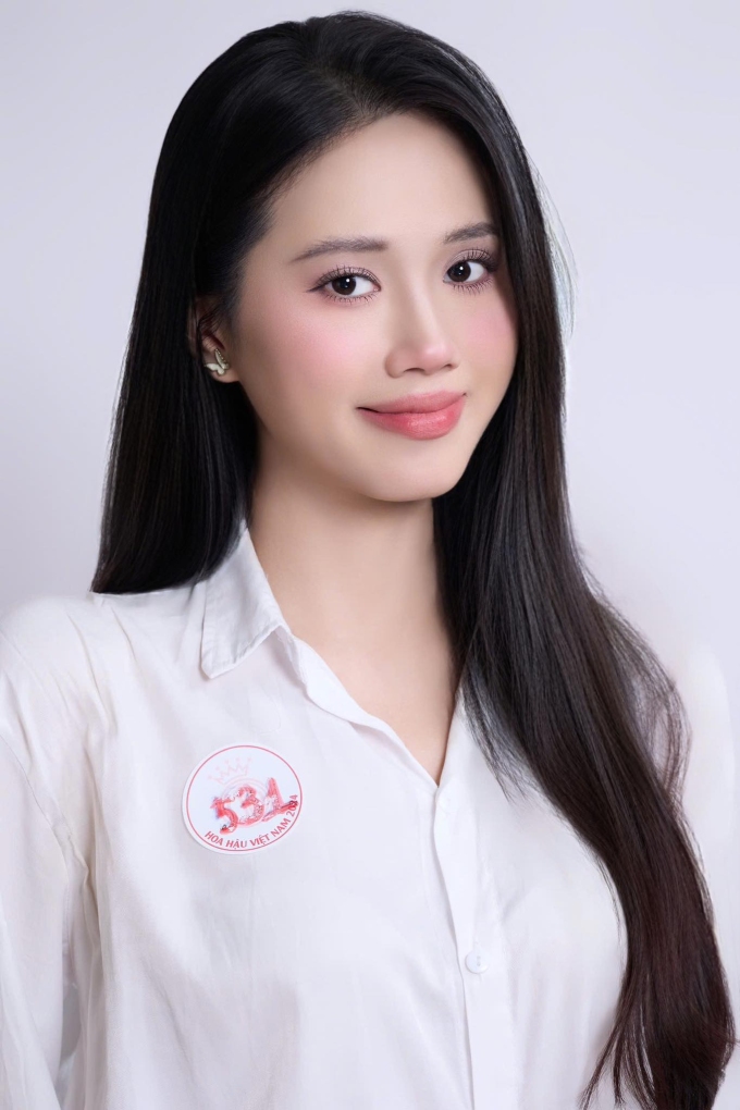 Diệu Huyền được chú ý ngay từ những vòng thi đầu khi có thành tích nổi bật ở nhiều cuộc thi dành cho học sinh, sinh viên. Cô đoạt Á khôi 2 Nữ sinh thanh lịch THPT Thị xã Quảng Trị 2019, Hoa khôi Miss VKU 2024, Á khôi 2 và danh hiệu Miss Áo dài tại Đại sứ Sinh viên Đại học Đà Nẵng 2024. Cô hiện là sinh viên Đại học Công nghệ Thông tin và Truyền thông Việt - Hàn, Đại học Đà Nẵng.