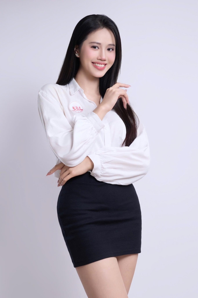 Đoàn Thị Diệu Huyền sinh năm 2003, là một trong 25 cô gái sẽ tranh tài tại chung kết Hoa hậu Việt Nam 2024 diễn ra tối 27/6 ở Huế. Người đẹp cho biết cô cảm thấy như mơ khi được gọi tên vào chung kết và sau đó càng hạnh phúc hơn khi chứng kiến cả nhà khóc vì niềm vui này.