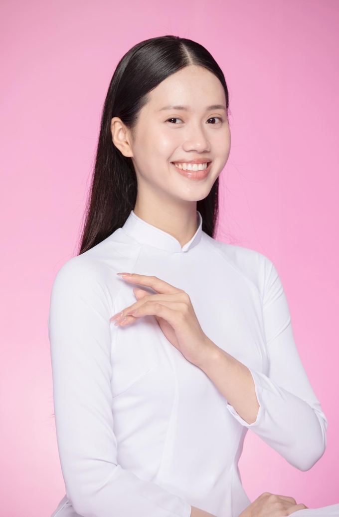 Người đẹp sinh năm 2003 tại phần thi mặt mộc.