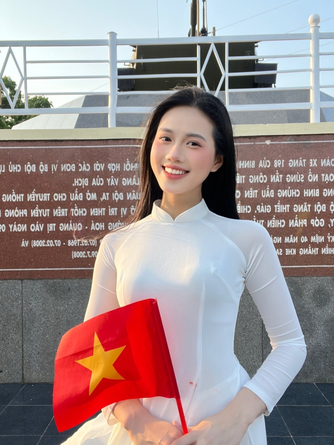 Diệu Huyền sinh ra trong một gia đình không mấy khá giả. Lớn lên cùng gánh hàng của mẹ ở chợ, cô quen với việc ngủ trưa trên các bao hàng và hiếm có cái Tết trọn vẹn vì cả nhà đều tất bật phụ mẹ bán hàng. Cô thấy may mắn khi gia đình còn đầy đủ các thành viên và bố mẹ luôn cố gắng dành cho con cái những điều tốt nhất trong khả năng của mình.