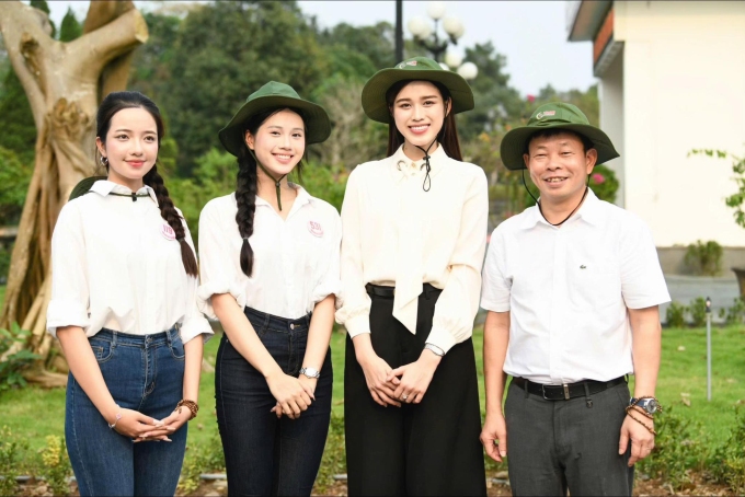 Diệu Huyền (giữa) bên cạnh giám khảo Đỗ Thị Hà trong một hoạt động của cuộc thi.