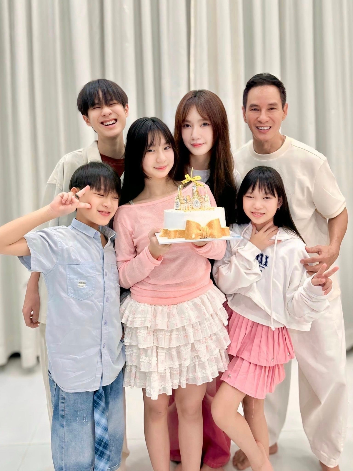 Mới đây, gia đình Lý Hải - Minh Hà đã tổ chức tiệc sinh nhật tuổi 12 cho ái nữ Cherry. Trên trang cá nhân, đạo diễn Lý Hải vui mừng gửi lời chúc mừng sinh nhật con gái. Nam đạo diễn dành lời thương yêu trong ngày đáng nhớ của con: Dù con có bao nhiêu tuổi nhưng con mãi là em bé của ba như ngày nào.