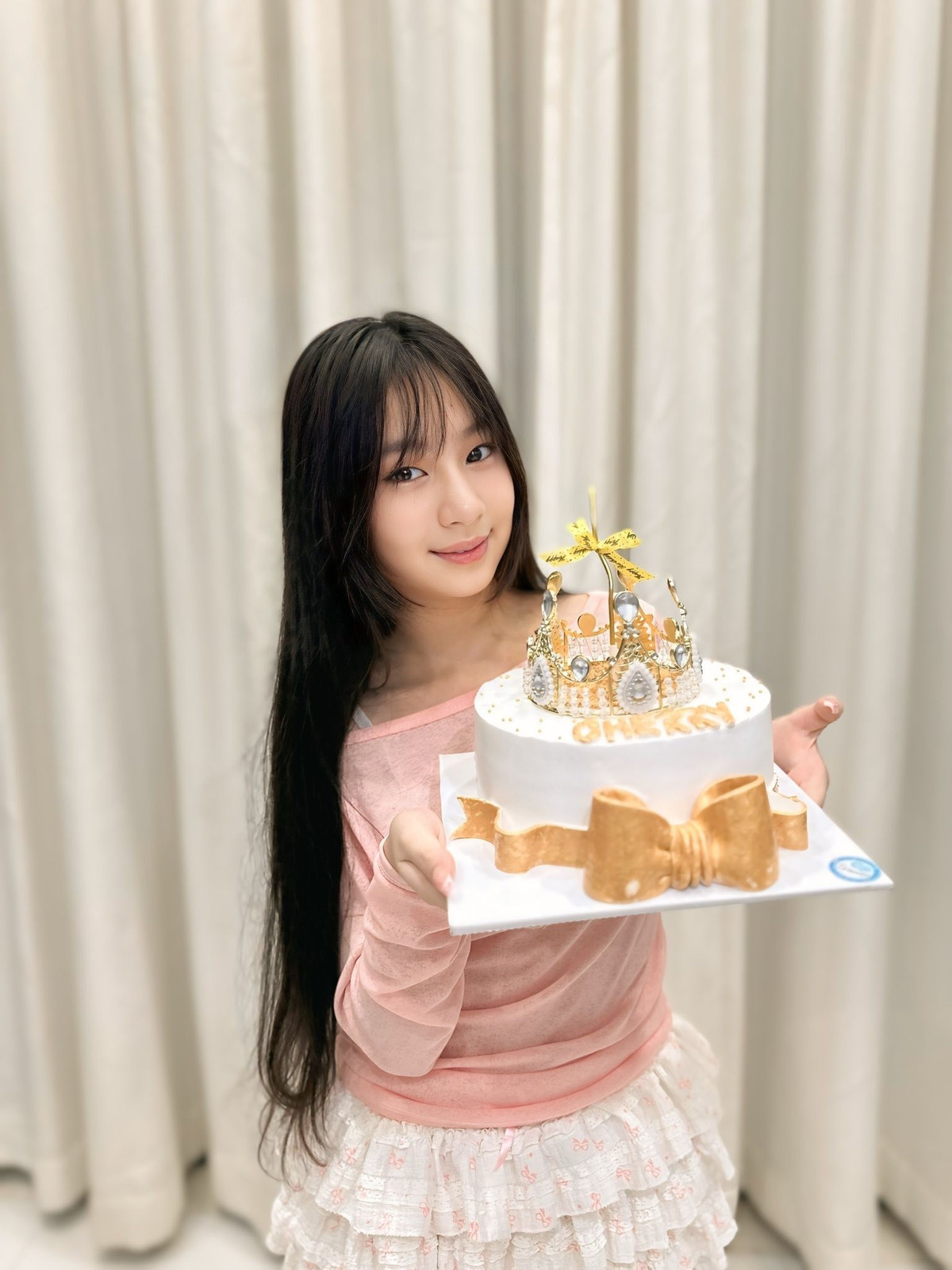 Ở phần bình luận, cư dân mạng để lại cảm xúc: Nhìn ảnh này như 2 chị Hà vậy, chị Hà và chị Hà mini, Cherry giống mẹ Hà xinh thế, Ôi bé Cherry lớn thế này rồi á.