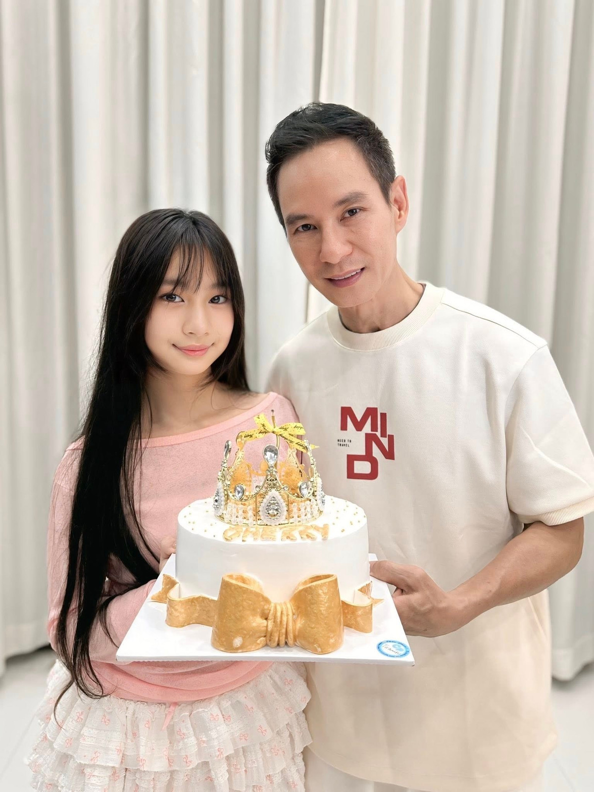 Đứng cùng ba Lý Hải, bé Cherry ra dáng một thiếu nữ xinh đẹp, sở hữu chiều cao và nhan sắc được hứa hẹn sẽ là một hotgirl trong tương lai.