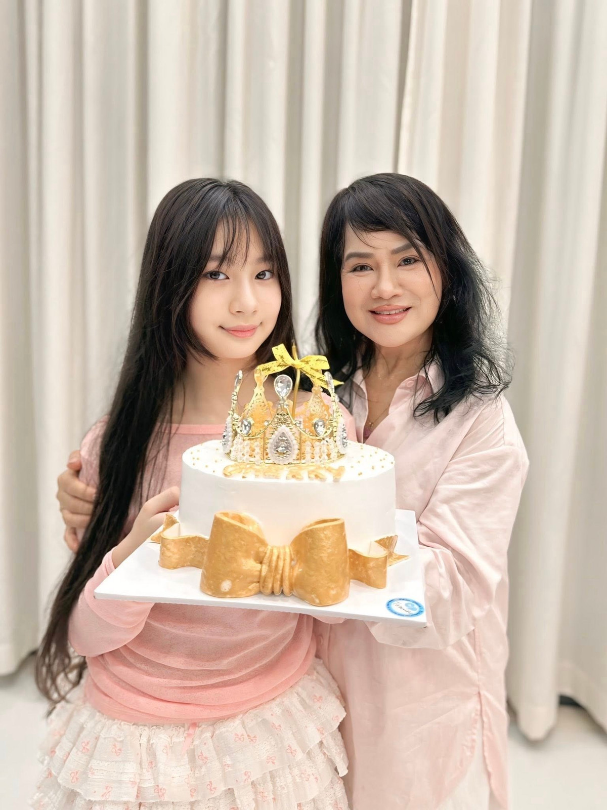 Mẹ ruột của Minh Hà cũng có mặt trong buổi tiệc sinh nhật của cháu ngoại. Dù đã ở độ tuổi U70, bà Nguyễn Như Ý gây sốt với hình ảnh trẻ trung, sành điệu.