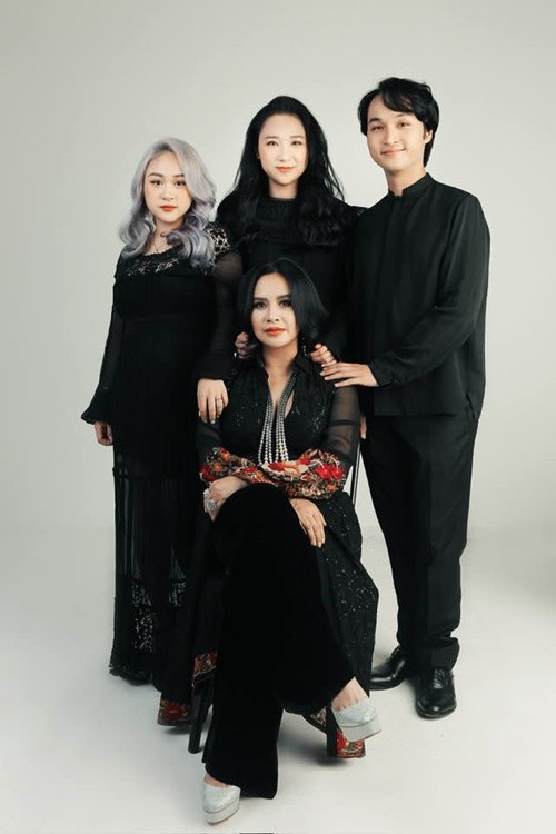 Năm 19 tuổi, diva Thanh Lam hạ sinh con gái đầu lòng Hồng Vân. Mẹ của Thanh Lam từng chia sẻ về Hồng Vân: Con bé cũng mạnh mẽ như mẹ Thanh Lam vậy, bà hướng cho học piano ở Nhạc viện thì nó học lý luận sáng tác. Học xong hướng cho nó đi làm để có cuộc sống bình thường thì nó lại sang Australia học về thiết kế nội thất. Ảnh: FB Thanh Lam.