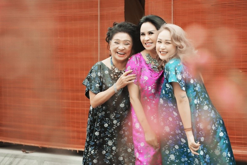 Mới đây, dịp sinh nhật của mẹ, Thiện Thanh gửi lời chúc mừng đến đấng sinh thành: Mừng sinh nhật bà ngoại của Bao Bao. Em Bao có đôi mắt to tròn đen láy hệt bà ngoại. Em khéo chỉ ăn được 1 quả nho 1 múi quýt mà bà đã mua cho em cả thùng hoa quả để em ăn, cứ khi nào rảnh là bà lại sang ngay với em, em trộm vía cũng ngủ thật ngoan khi được bà bế bồng hát ru em ngủ. Bà yêu em nhiều và em cũng yêu bà lắm. Em chúc bà mãi luôn rạng rỡ rực lửa, tràn ngập niềm vui và hạnh phúc bà ơi. Ảnh: FB Thanh Lam.