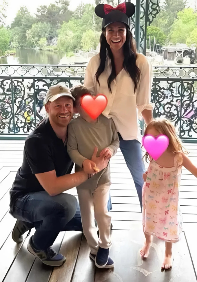 Harry - Meghan đưa Archie và Lilibet đi chơi ở Disneyland hồi đầu tháng 6. Ảnh: Instagram