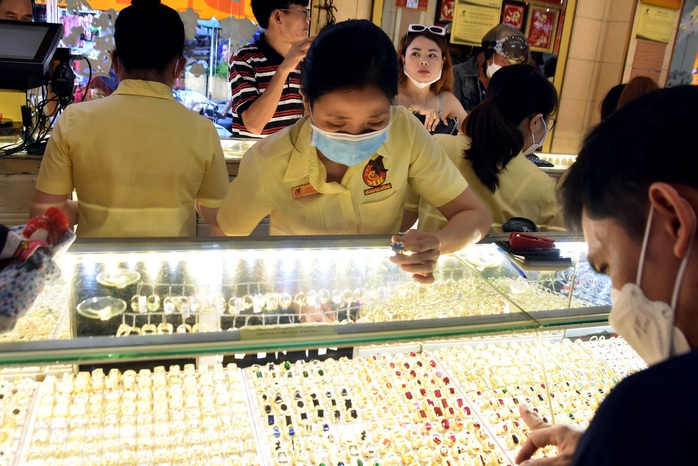 Giá vàng trong nước tăng nhanh - giảm chậm so với giá thế giới những ngày qua