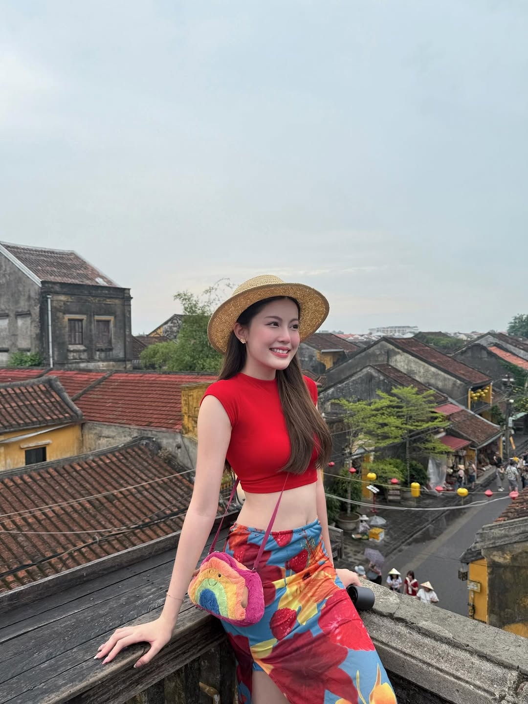 Giữa tháng 6, Tăng Mỹ Hàn có chuyến du lịch Hội An ngay trước cơn bão. Cô nàng dành cả ngày đi dạo trong khu phố cổ, check in quán cà phê trên cao, ngắm toàn cảnh.