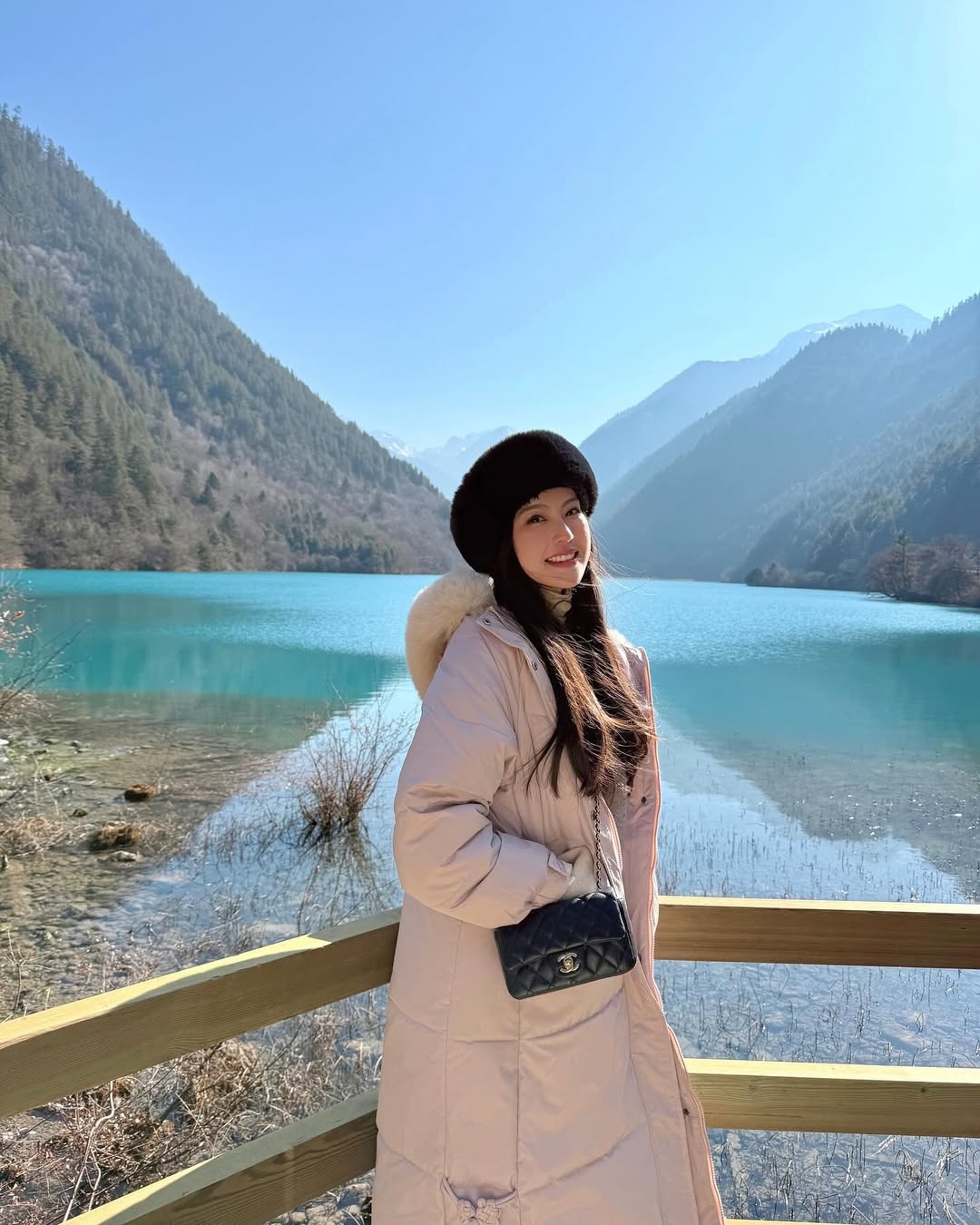 Cửu Trại Câu, nằm ở tỉnh Tứ Xuyên, là một trong những kỳ quan thiên nhiên được UNESCO công nhận là Di sản Thế giới, nổi tiếng với vẻ đẹp tựa chốn bồng lai tiên cảnh. Nơi đây sở hữu hàng trăm hồ nước trong xanh màu ngọc bích, thác nước hùng vĩ và rừng cây lá đỏ vàng rực rỡ theo mùa, tạo nên một bức tranh phong cảnh siêu thực.
