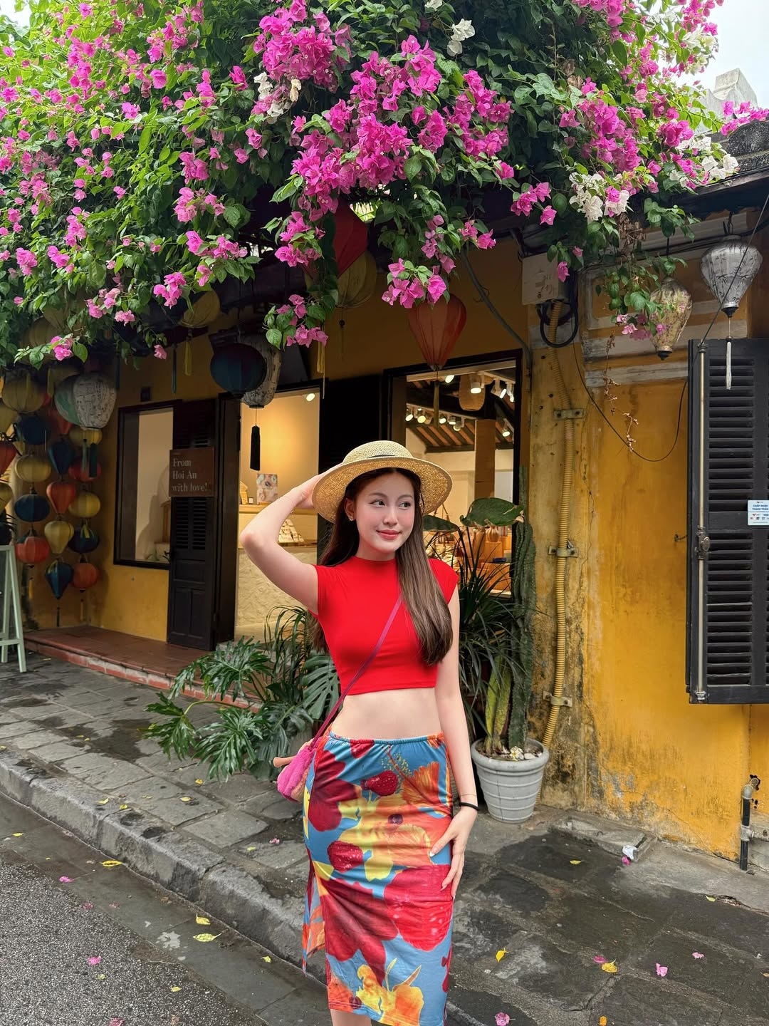 Người đẹp sinh năm 2003 thưởng thức món chè xoa xoa - đặc sản xứ Quảng, đi thuyền trên sông Hoài, thả hoa đăng.