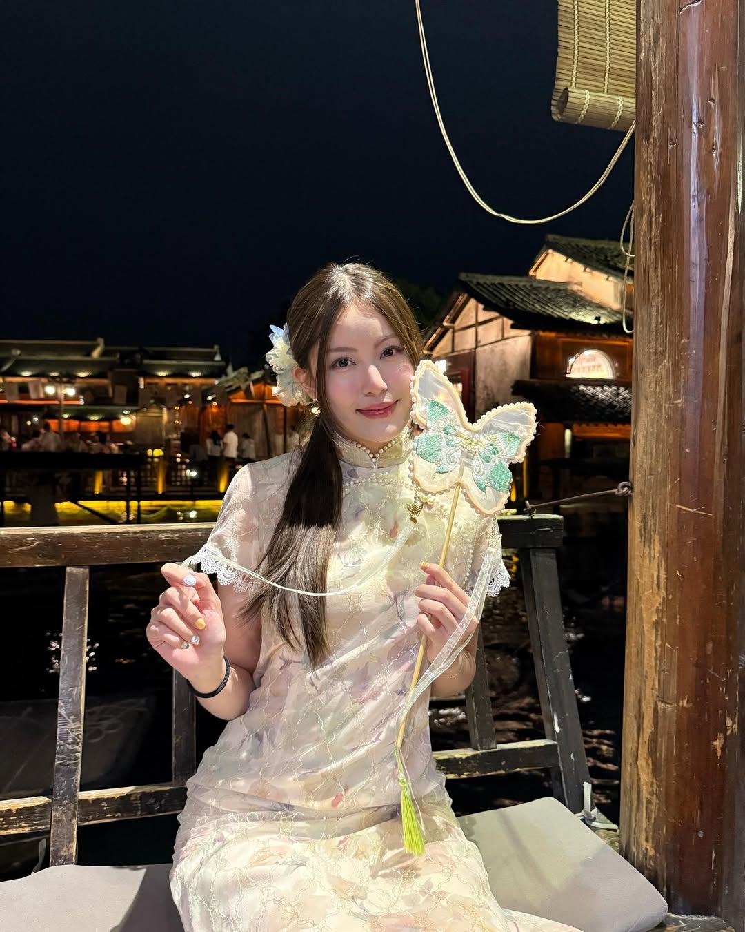 Cách Thượng Hải không xa là Ô Trấn, cổ trấn nghìn năm tuổi ở Tô Châu. Tăng Mỹ Hàn thuê trang phục cổ, ngồi ở quán trà lầu bên dòng kênh thơ mộng.