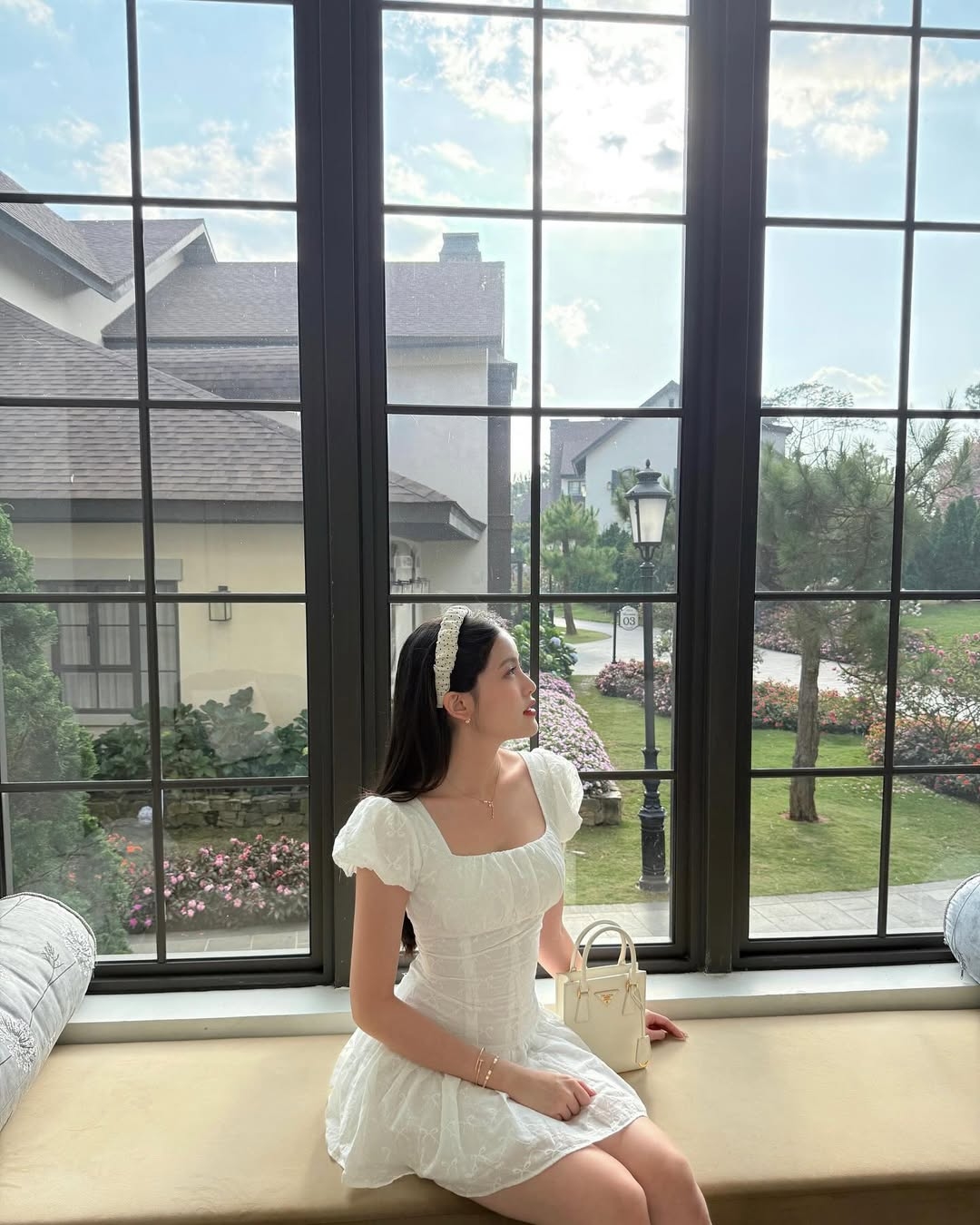 Tăng Mỹ Hàn sinh năm 2003 ở TP HCM, là hot girl có tiếng trên mạng xã hội với 1,3 triệu người theo dõi trên TikTok, hơn 800.000 người theo dõi trên Instagram. Hôm 17/6, mạng xã hội chia sẻ loạt ảnh hẹn hò, thân mật của Hieuthuhai và bạn gái tin đồn. Hơn một năm qua, cả hai vướng nghi vấn yêu đương nhưng không lên tiếng.