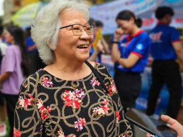 Ông bà U80 từ Bình Dương lên TP HCM động viên cháu gái trước giờ thi