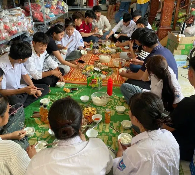 Mâm cơm cho sĩ tử tại gia đình anh Hà