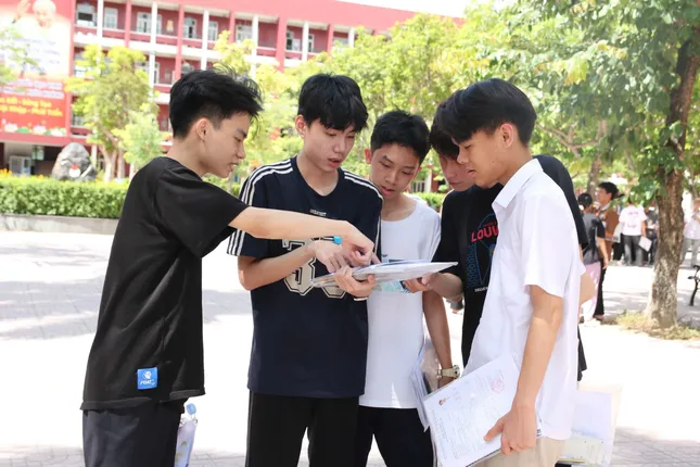 Thí sinh trao đổi bài sau giờ thi sáng nay. (ảnh: Thu Hiền)