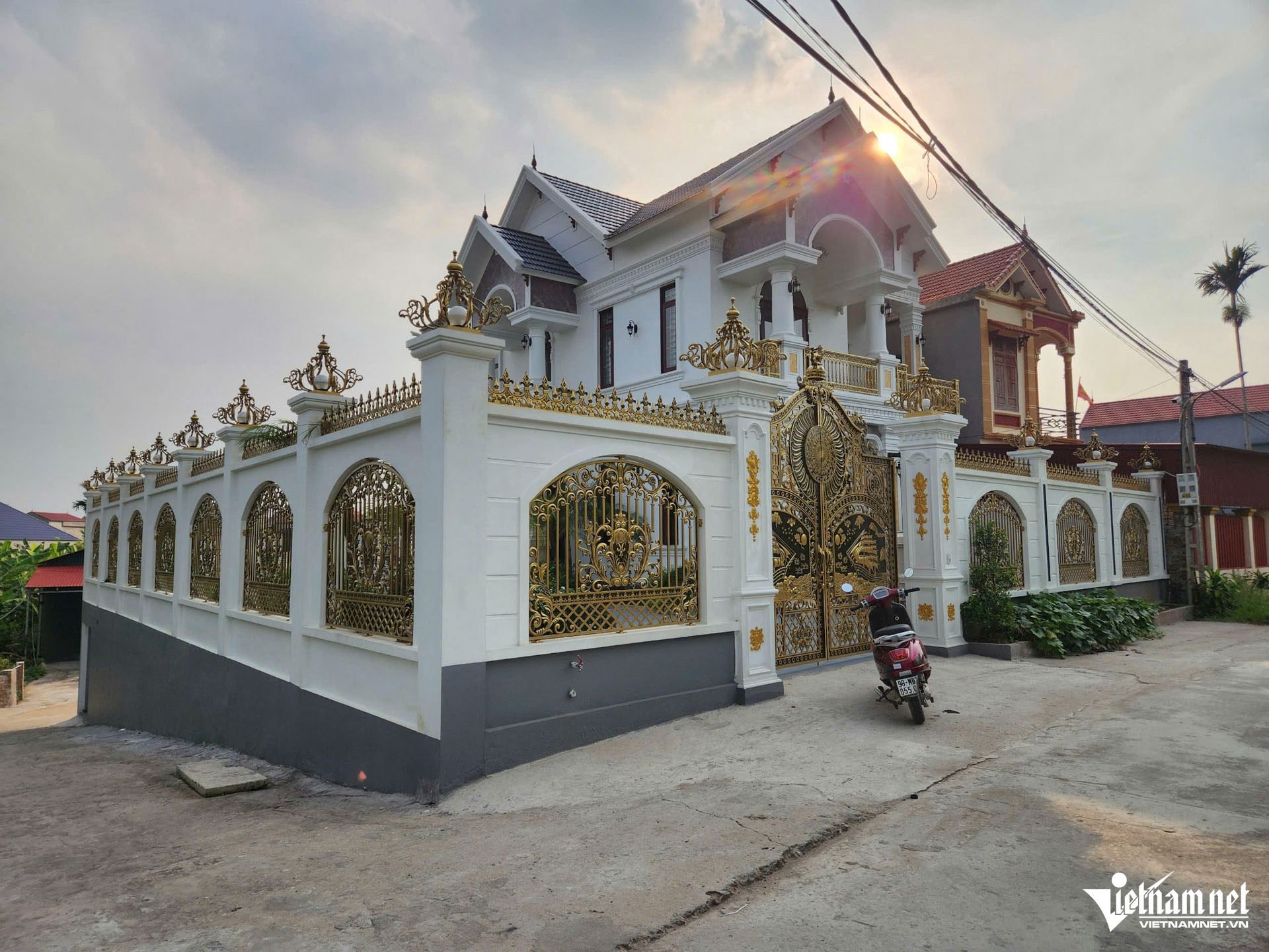 Ngôi nhà gồm hai tầng và một tầng hầm, được xây dựng theo phong cách biệt thự nhà vườn. Tường rào kiên cố, nhiều hạng mục như cổng và một số đoạn tường được ốp đồng, càng làm nổi bật sự bề thế của công trình này.