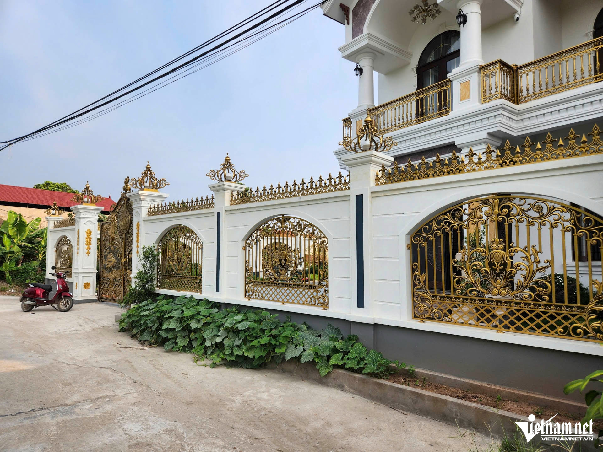 Đại diện Công an xã Song Giang cũng xác nhận đã phối hợp dẫn lực lượng Công an tỉnh Nghệ An đến nhà ông H. để làm việc. Tuy nhiên, cơ quan này không cung cấp thêm thông tin về việc ông H. có liên quan đến chuyên án hay không, do thẩm quyền điều tra thuộc về Công an tỉnh Nghệ An.