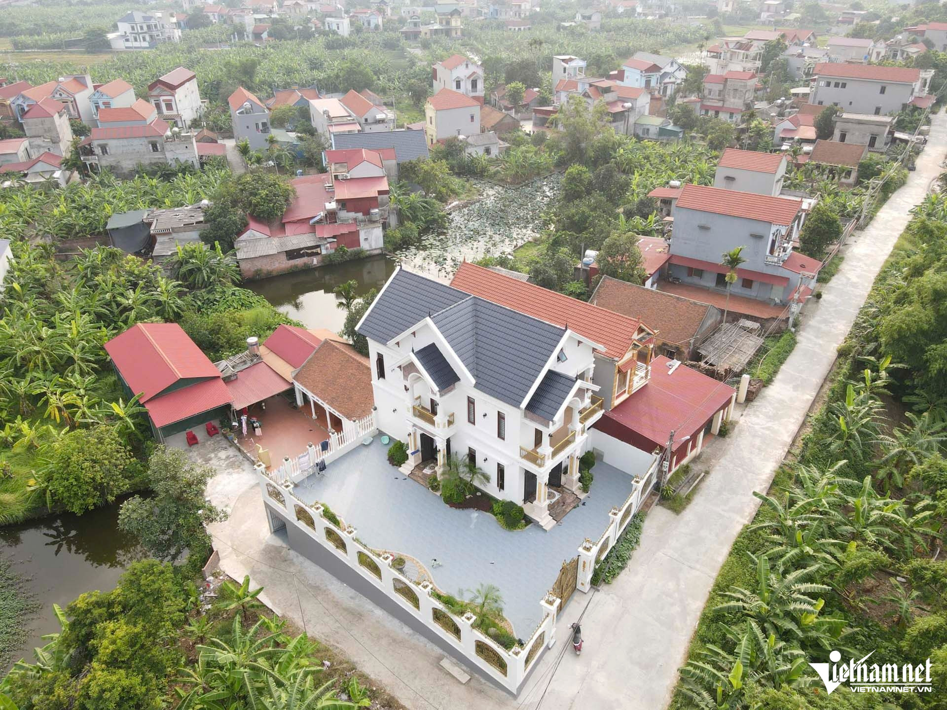 Ngôi nhà bế thế nổi bật giữa vùng quê.