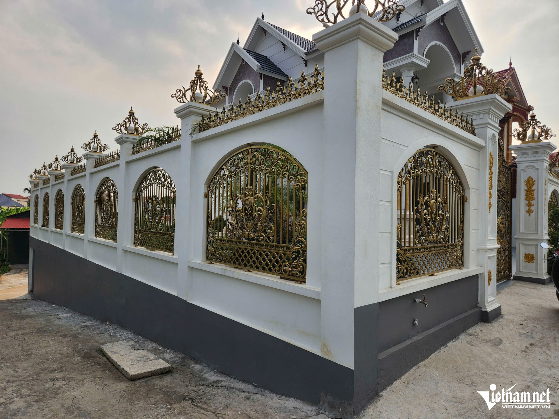 Người dân địa phương cho biết, chủ nhân căn nhà là ông H., người đã đi lao động nước ngoài khoảng 10 năm qua. Trong thời gian ông H. thường xuyên vắng mặt ở quê, ngôi nhà là nơi sinh sống của mẹ, vợ và ba người con.