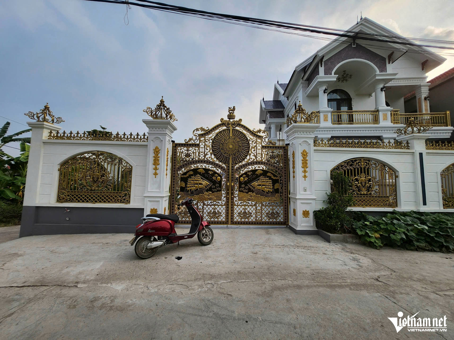 Bà Nguyễn Thị H., một hàng xóm, chia sẻ với phóng viên: “Khoảng vài ngày trước có rất nhiều công an đến nhà anh H., nhưng chúng tôi không rõ có chuyện gì. Nhà này mới xây xong đầu năm nay, phải nói là đẹp nhất nhì xã.