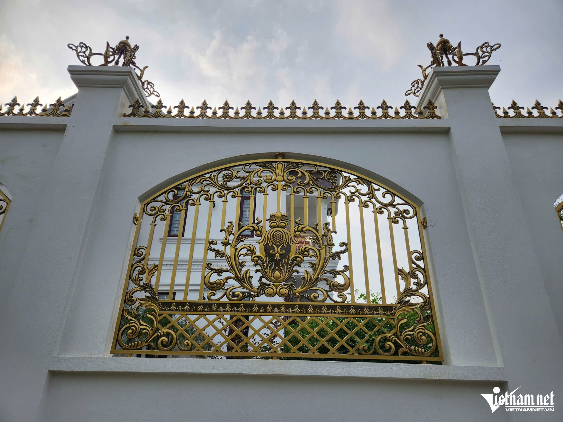 Ngôi nhà được thiết kế theo kiểu biệt thự nhà vườn có sân rộng.