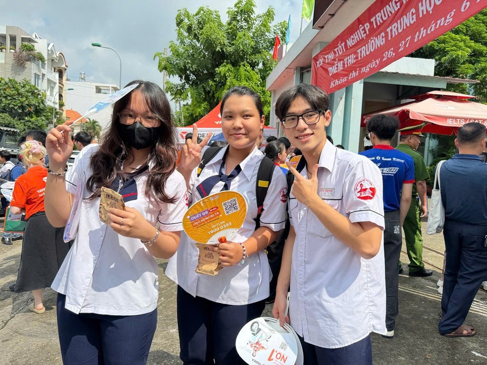 Các thí sinh sau buổi thi tốt nghiệp THPT sáng 27-6 tại TP.HCM. Ảnh: PHẠM ANH