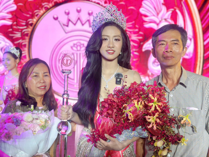 Hoa hậu Trúc Linh bên bố mẹ, cô là con gái thứ hai trong gia đình. Ảnh: Hà Thu