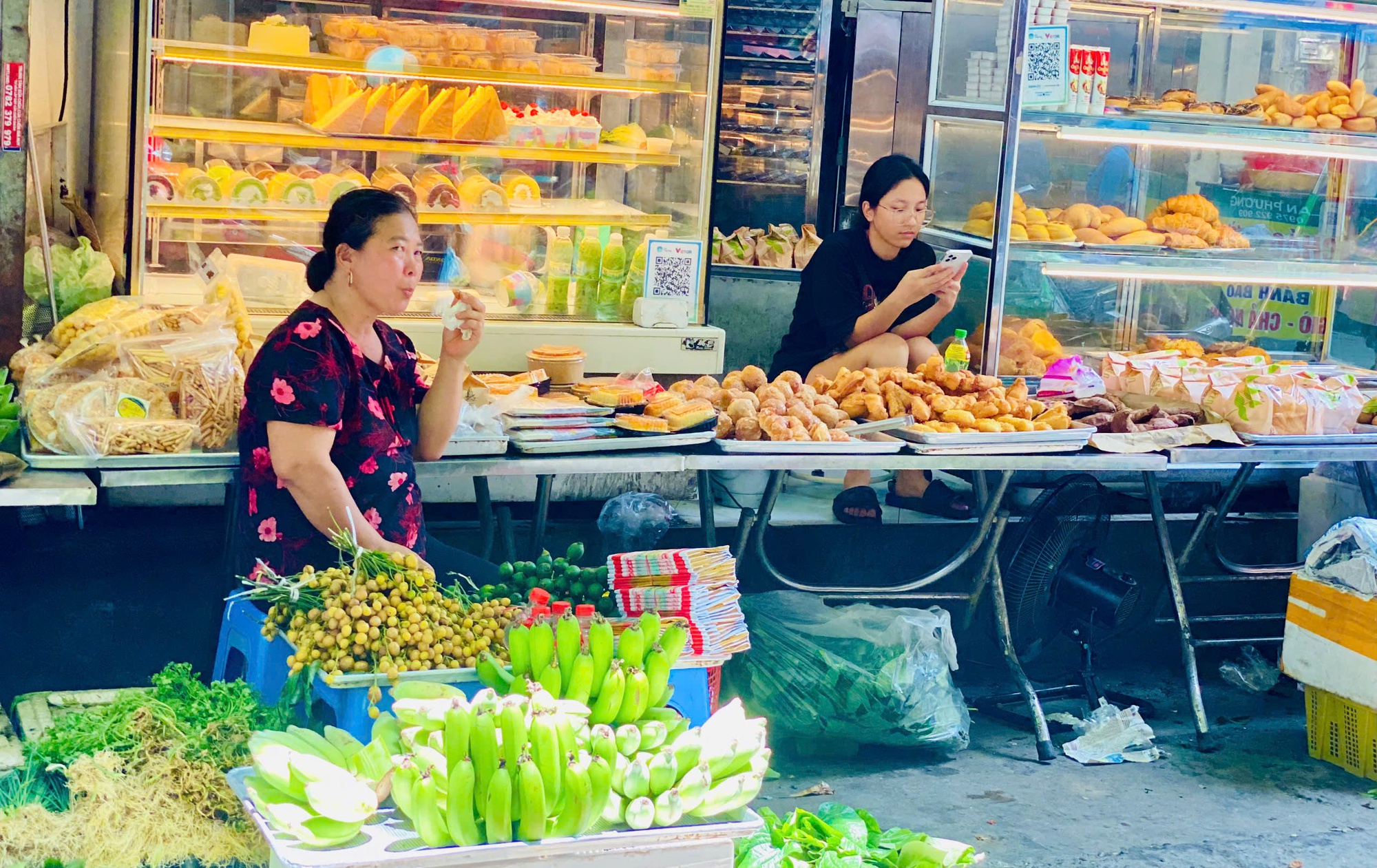 Các chùm quất hồng bì được bó sẵn bán đầy thị trường