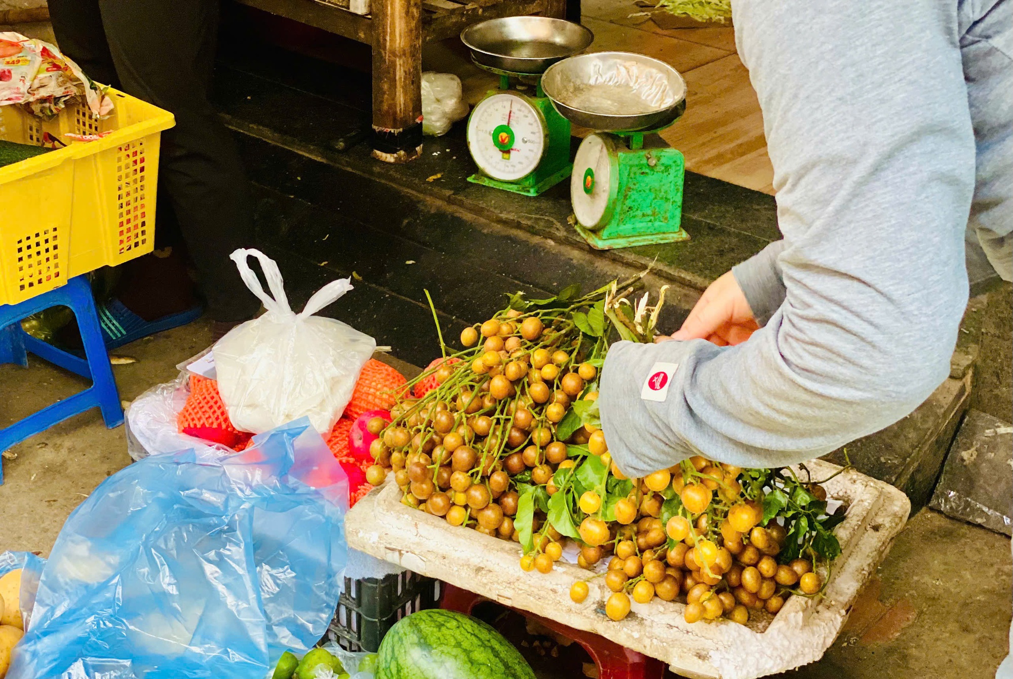 Người tiêu dùng có thể dễ dàng mua được quả quất hồng bì tại các gánh hàng rong, chợ dân sinh hay chợ mạng.