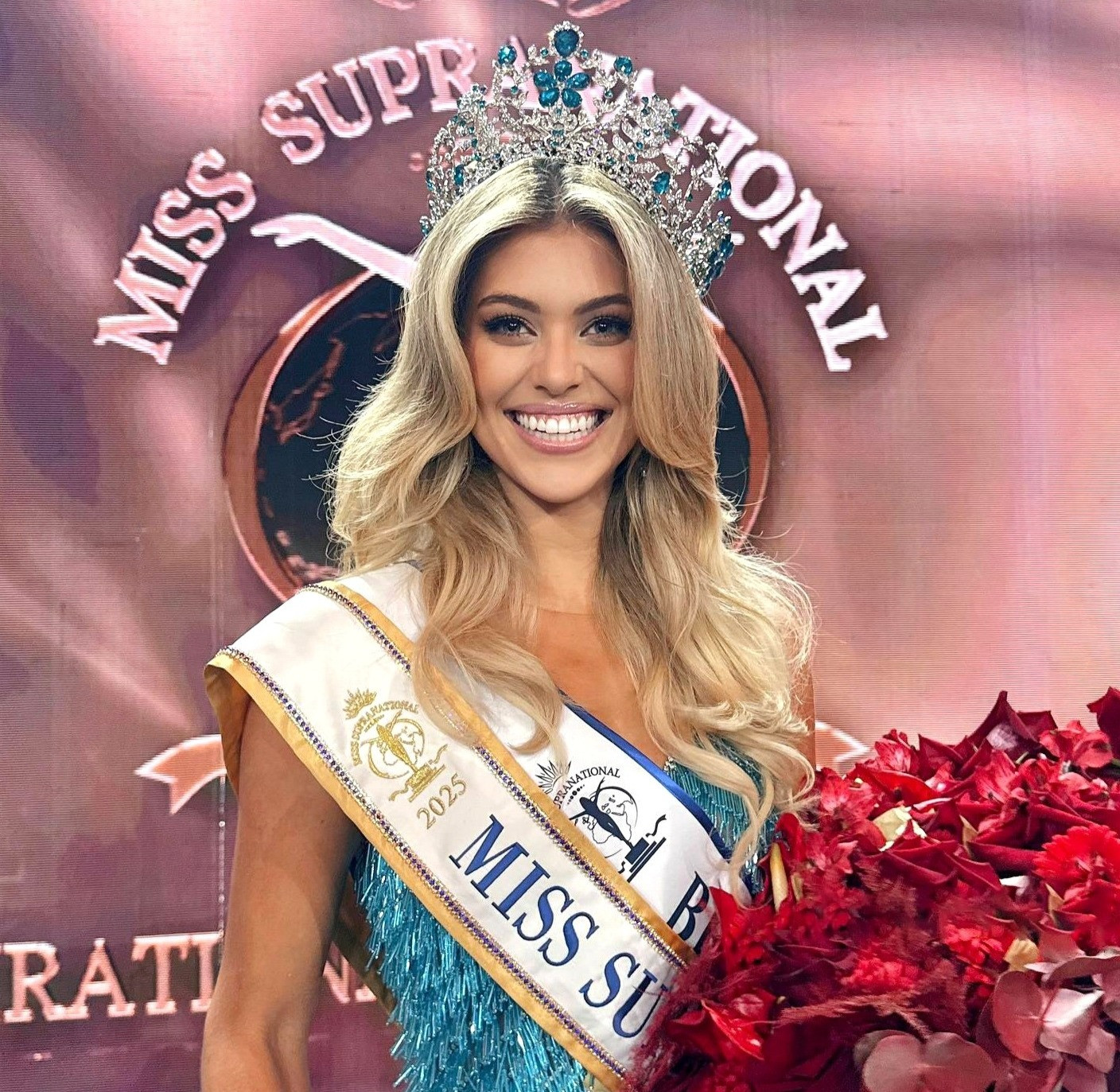 Sáng 28/6, đại diện Brazil - Eduarda Braum vượt qua 65 thí sinh đăng quang Miss Supranational (Hoa hậu Siêu quốc gia) 2025.