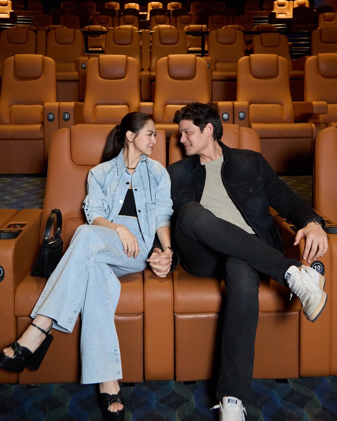 Marian Rivera trong dịp dự ra mắt phim của chồng hồi giữa tháng 6. Cô chọn bộ denim xanh nhạt, phối áo ống, giày platform.