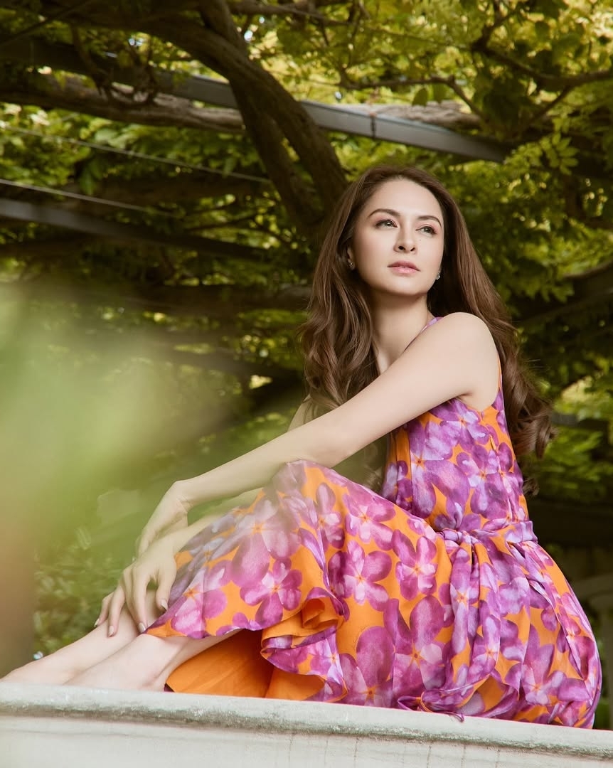 Marian Rivera theo đuổi gu mặc thanh lịch và quyến rũ trong đời thường lẫn khi dự sự kiện. Ngoài những bộ đầm lụa thoáng mát, cô còn thường xuyên diện đầm hoa tông màu phong phú.