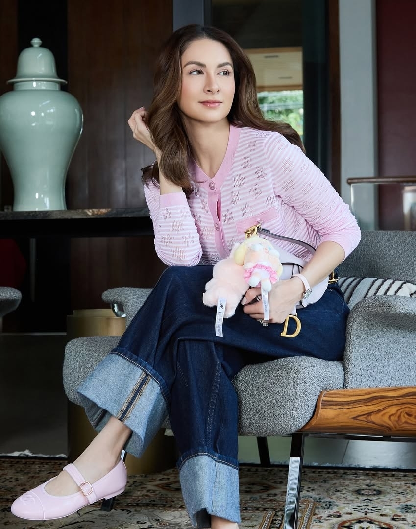 Marian Rivera sinh năm 1984, thừa hưởng nét đẹp từ người bố gốc Tây Ban Nha và mẹ Philippines. Cô khởi nghiệp người mẫu, gặt hái thành công khi lấn sân diễn xuất. Ngoài hoạt động nghệ thuật, cô là chủ công ty chuyên kinh doanh hoa khô. Thập niên 2010, Marian Rivera nhiều lần thắng bình chọn Sao đẹp nhất Philippines. Cô và tài tử Dingdong Dantes kết hôn năm 2014, có con gái Zia và con trai Sixto.