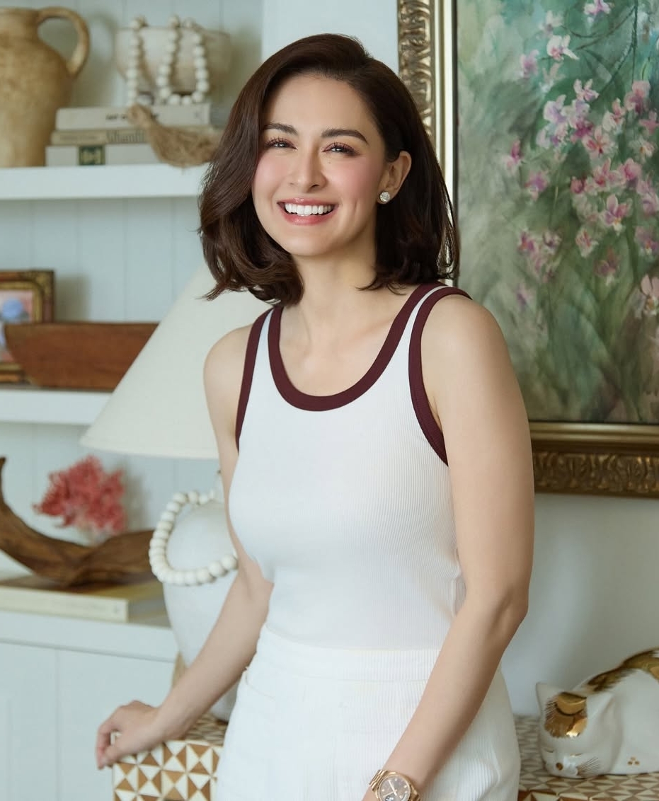 Thỉnh thoảng, bên cạnh áo quây ngực, cô cũng sắm một số tank top - thiết kế cơ bản trong tủ đồ của giới yêu thời trang - với đủ màu sắc như trắng, xanh dương.